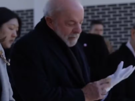 1-gesto,-4-dedos:-lula-veste-luva-personalizada-durante-cerimonia-na-coreia-do-sul