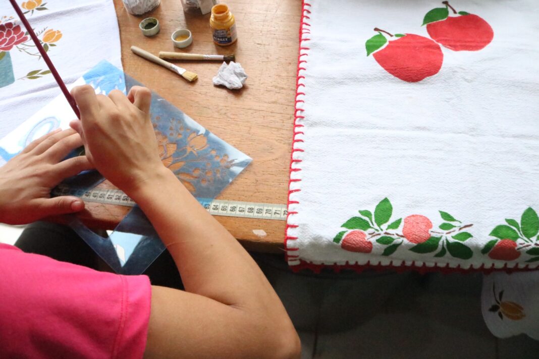 pintura-em-panos-de-prato-e-instrumento-de-ressocializacao-de-mulheres-no-presidio-feminino-de-rio-branco