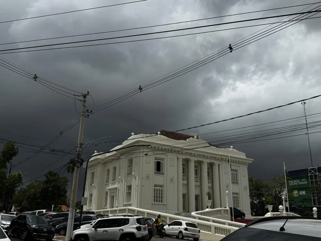 inmet-emite-alerta-de-chuvas-intensas-com-ventos-de-ate-60-km/h-para-todo-o-acre