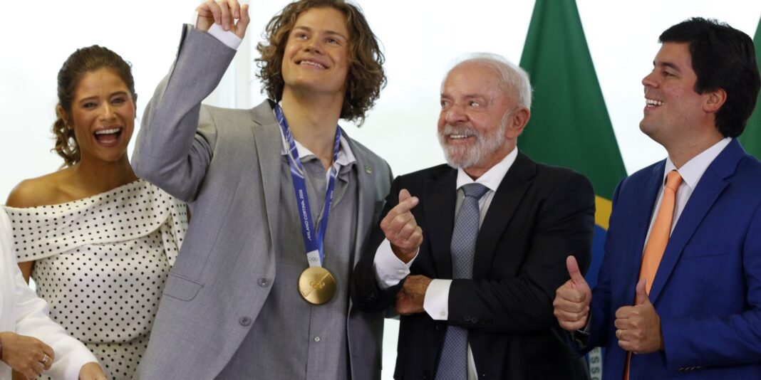 lula-recebe-lucas-pinheiro,-medalha-de-ouro-nos-jogos-de-inverno