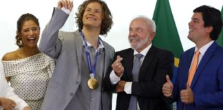 lula-recebe-lucas-pinheiro,-medalha-de-ouro-nos-jogos-de-inverno