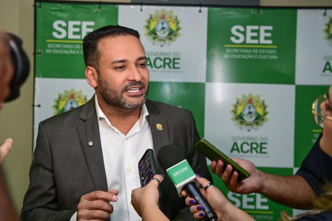 governo-do-acre-anuncia-auxilio-para-compra-de-notebooks-a-2,6-mil-novos-servidores-da-educacao