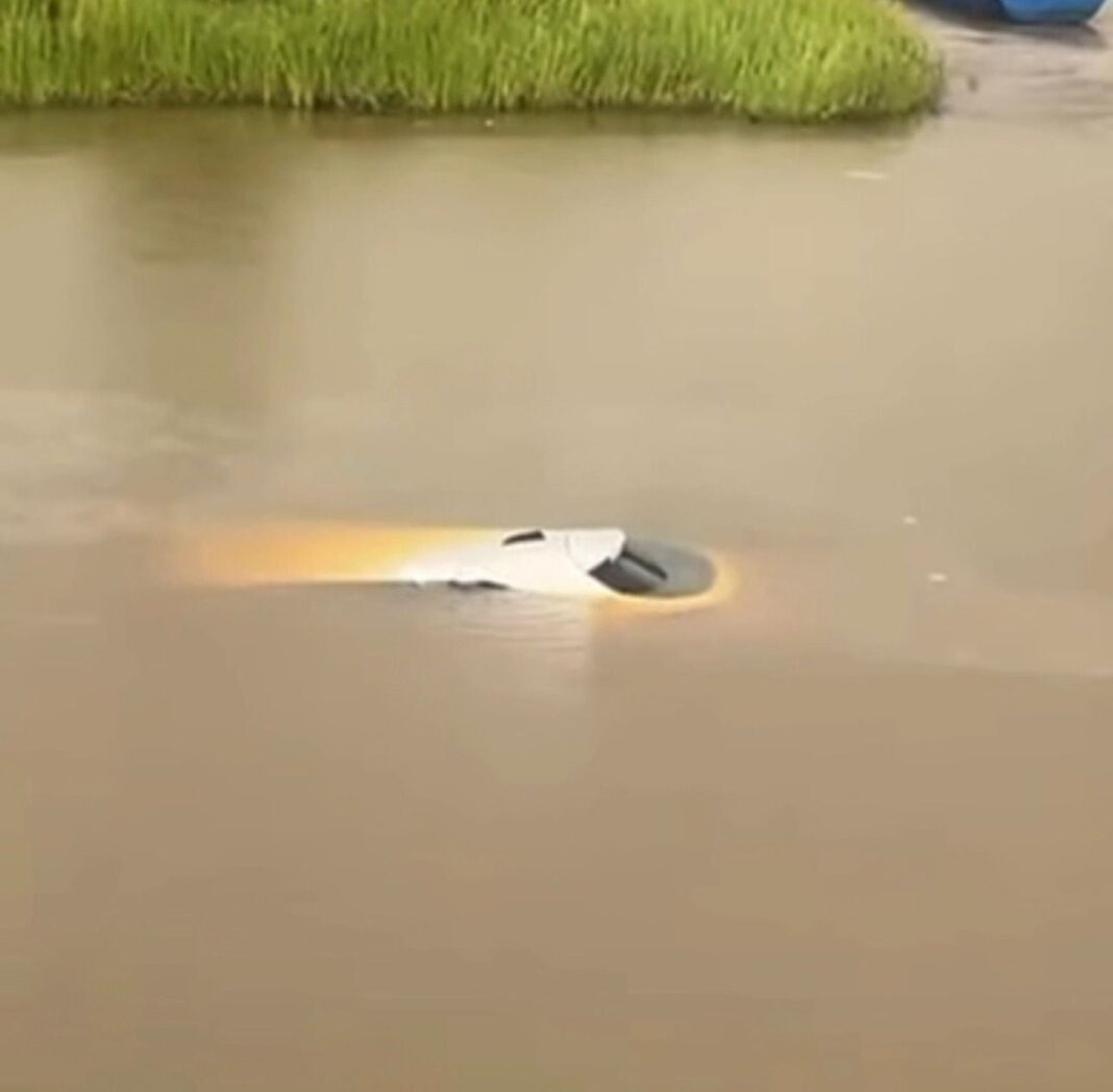 video:-condutora-perde-controle-de-veiculo-e-cai-dentro-de-acude-no-interior-do-acre