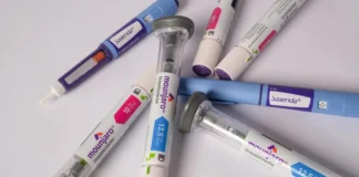 Caneta injetora usada em tratamentos médicos, semelhante às injeções para emagrecer como Mounjaro e Ozempic.