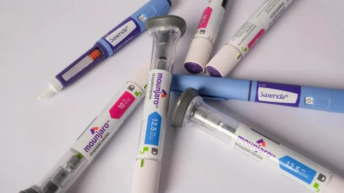 Caneta injetora usada em tratamentos médicos, semelhante às injeções para emagrecer como Mounjaro e Ozempic. Caneta injetora usada em tratamentos médicos, semelhante às injeções para emagrecer como Mounjaro e Ozempic.