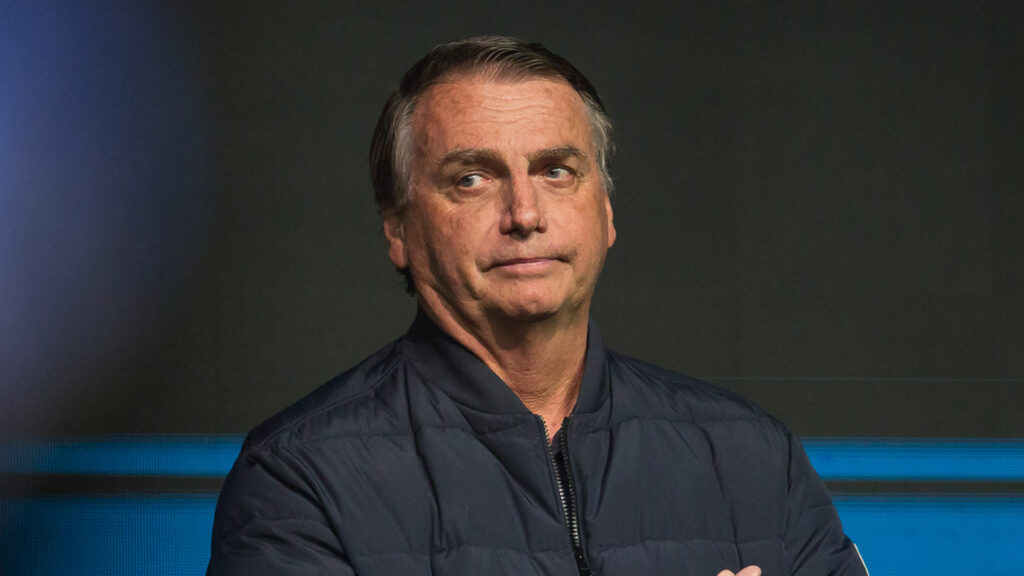 Ex-presidente Jair Bolsonaro em evento público; laudo da Polícia Federal cita diagnóstico de obesidade clínica.