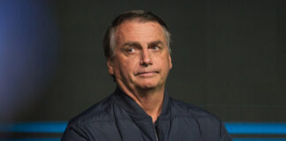 Ex-presidente Jair Bolsonaro em evento público; laudo da Polícia Federal cita diagnóstico de obesidade clínica.