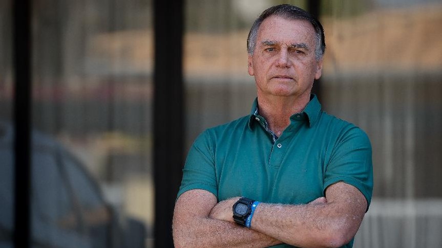 Ex-presidente Jair Bolsonaro em evento público; laudo da Polícia Federal cita diagnóstico de obesidade clínica.