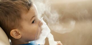 Retorno às aulas aumenta a circulação de vírus respiratórios em ambientes fechados; prevenção é essencial.