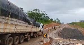 BR-364 em Feijó fica 36h interditada e expõe falha institucional no Acre br-364 bloqueio feijó acre protesto moradores 2026