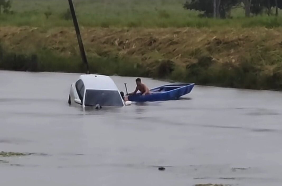 aflicao!-video-mostra-resgate-de-motorista-apos-carro-cair-em-acude-em-rodovia-no-acre