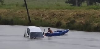Aflição! Vídeo mostra resgate de motorista após carro cair em açude em rodovia no Acre aflicao!-video-mostra-resgate-de-motorista-apos-carro-cair-em-acude-em-rodovia-no-acre