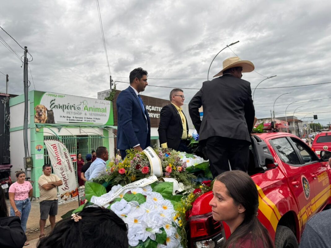 corpo-do-vereador-francisco-maia-e-sepultado-sob-forte-comocao-em-sena-madureira;-assista