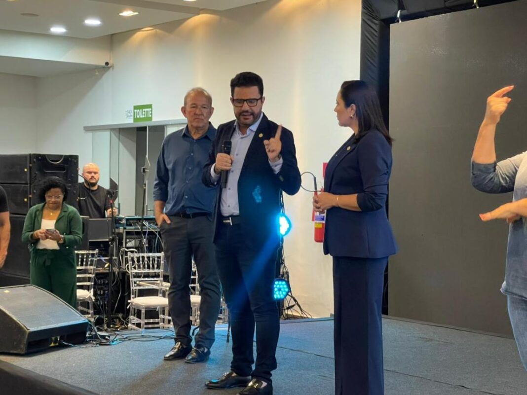 gladson-pede-desculpa-a-vereadores-e-diz-que-vai-‘desenterrar-a-cabeca-de-burro-do-hospital-de-feijo’