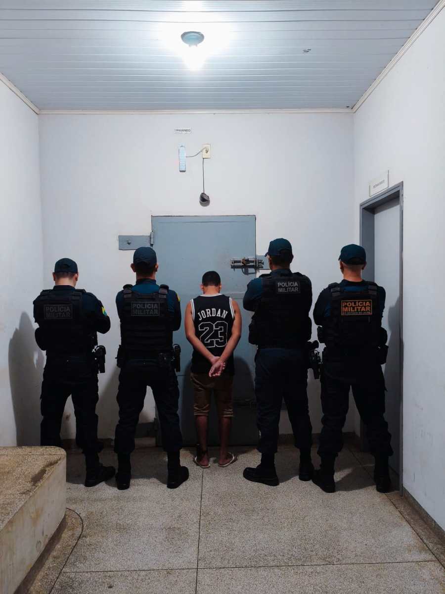 homem-com-tornozeleira-e-preso-por-trafico-e-foragido-da-justica-e-capturado-durante-acao-da-pm-em-cruzeiro-do-sul