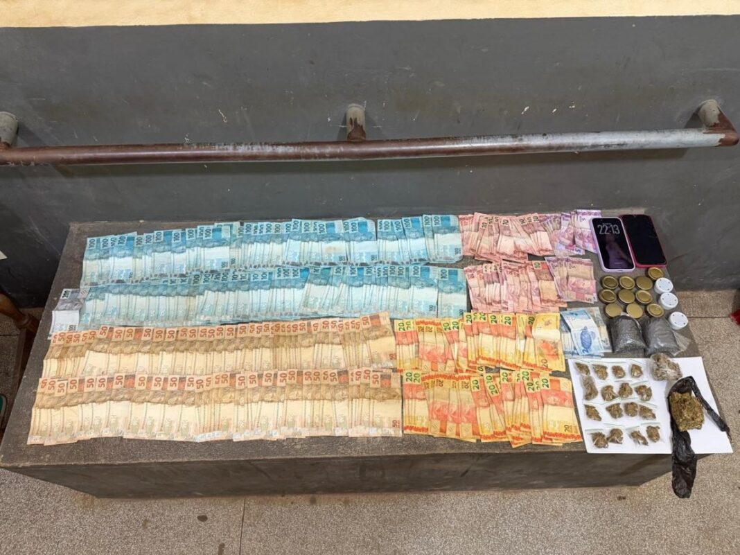 policia-militar-prende-mulher-e-apreende-entorpecentes,-em-cruzeiro-do-sul