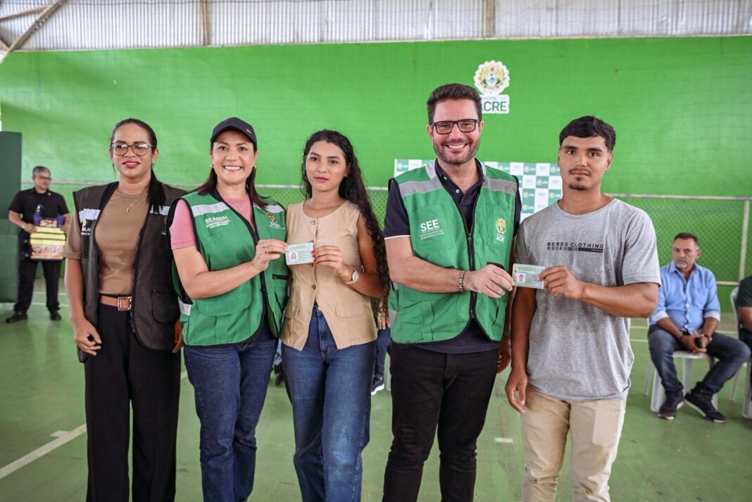 em-porto-walter,-governador-gladson-e-vice-governadora-mailza-entregam-habilitacoes-do-programa-cnh-social-e-coletes-para-mototaxistas