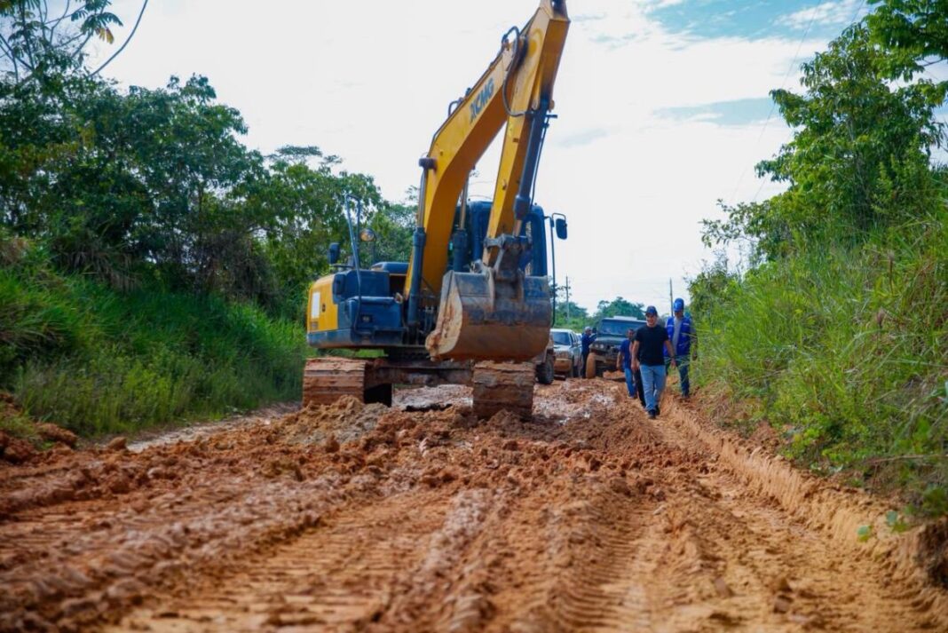prefeitura-de-cruzeiro-do-sul-retira-atoleiros-na-br-307-facilitando-a-mobilidade-dos-moradores