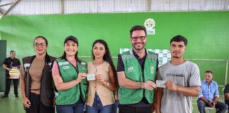 Em Porto Walter, governador Gladson e vice-governadora Mailza entregam habilitações do Programa CNH Social e coletes para mototaxistas em-porto-walter,-governador-gladson-e-vice-governadora-mailza-entregam-habilitacoes-do-programa-cnh-social-e-coletes-para-mototaxistas