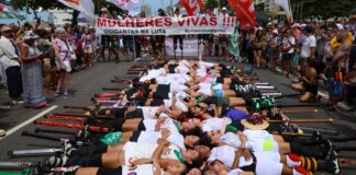 Mulheres se reúnem em Copacabana contra a violência e o feminicídio mulheres-se-reunem-em-copacabana-contra-a-violencia-e-o-feminicidio