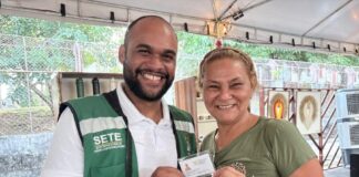 Artesã celebra conquista de carteira profissional em mutirão de cadastro da Sete artesa-celebra-conquista-de-carteira-profissional-em-mutirao-de-cadastro-da-sete