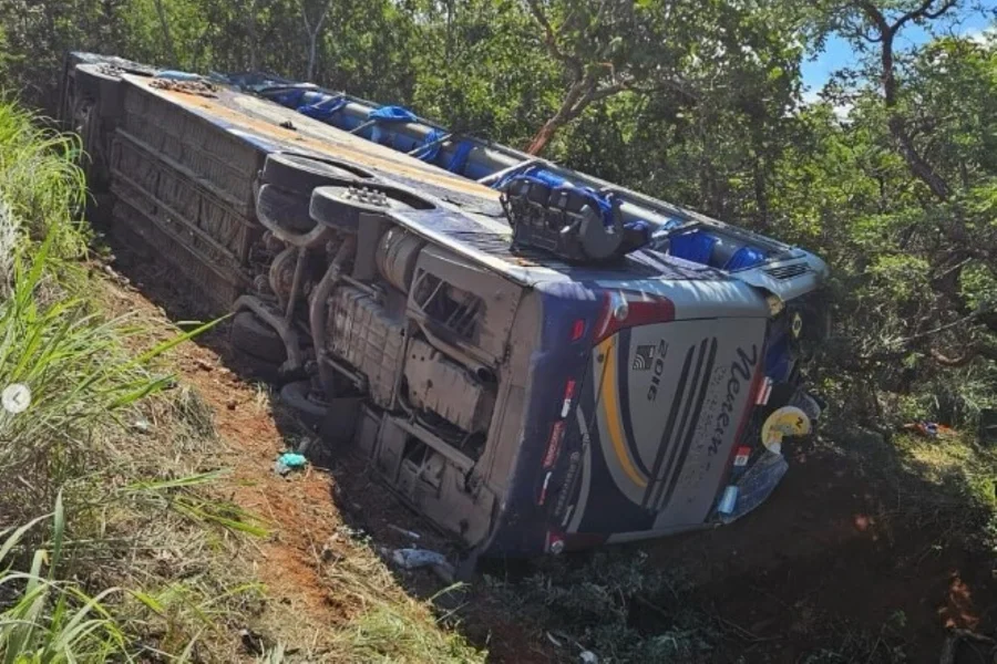 onibus-com-passageiros-tomba-em-rodovia-federal-e-deixa-dois-mortos-e-dez-feridos