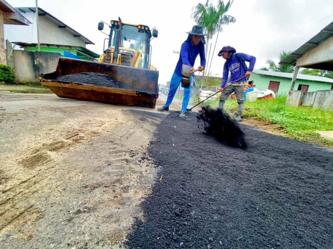prefeitura-de-cruzeiro-do-sul-utiliza-40-toneladas-de-asfalto-nesta-segunda-feira