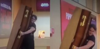 caixao-vira-“balde-gigante”-em-promocao-de-cinema-e-cena-viraliza-em-sp