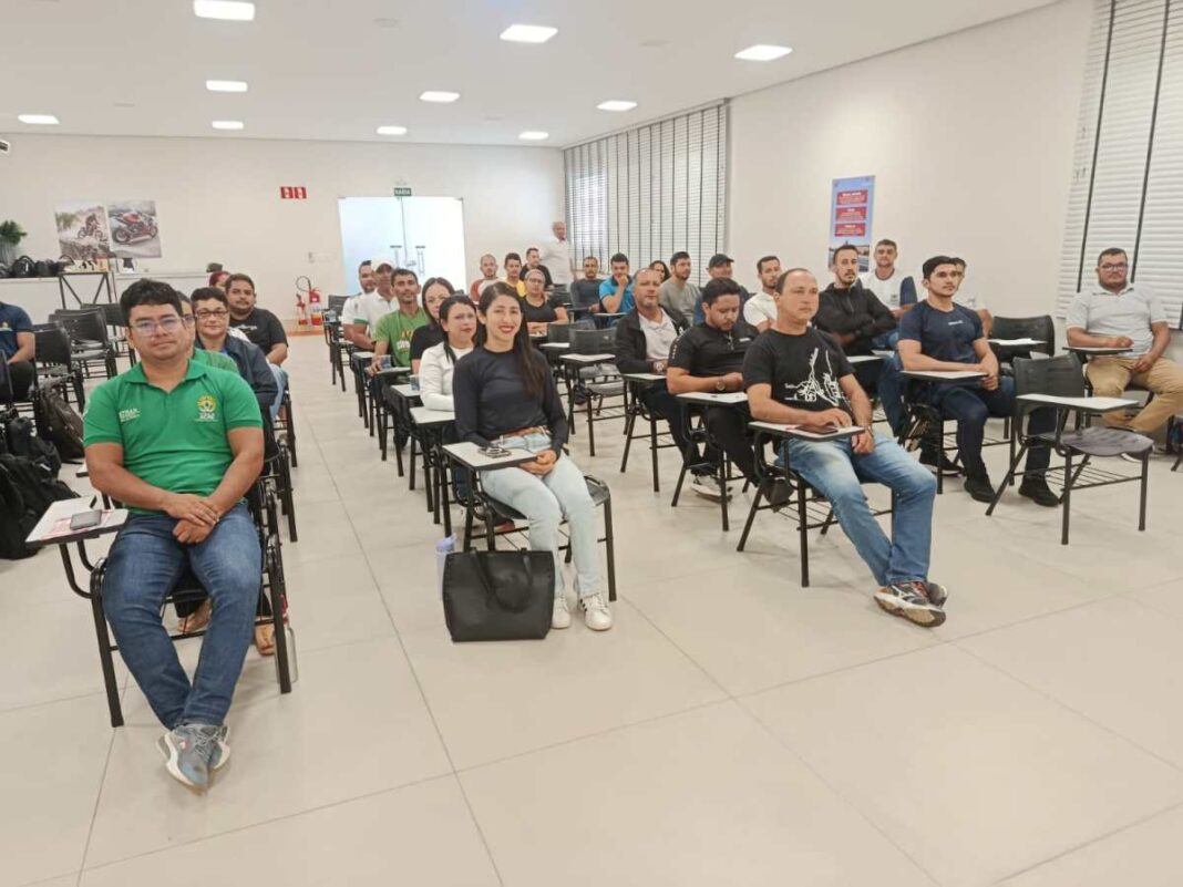 curso-gratuito-de-pilotagem-promovido-pela-honda-orienta-motociclistas-sobre-direcao-segura-em-cruzeiro-do-sul