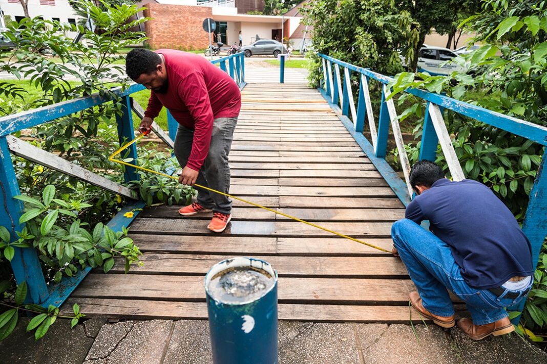 prefeitura-de-rio-branco-realiza-manutencao-de-passarelas-e-servicos-de-limpeza-no-parque-da-maternidade