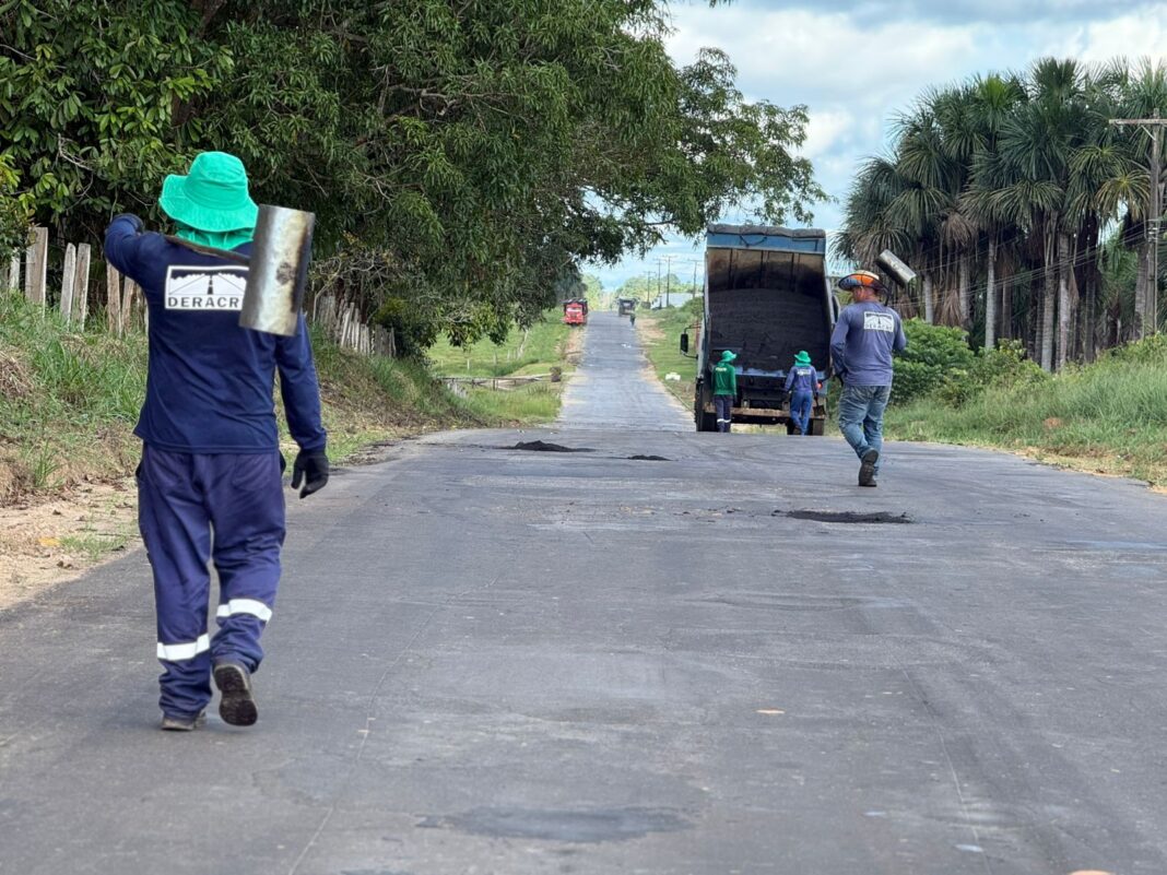 no-vale-do-jurua,-deracre-vistoria-ac-198-e-executa-operacao-tapa-buraco-na-ac-407