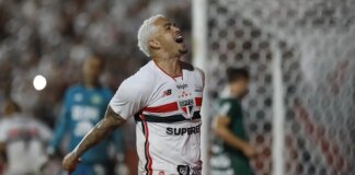 sao-paulo-vence-chapecoense-e-assume-lideranca-isolada-do-brasileiro