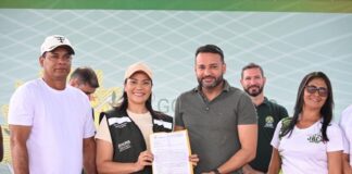 em-assis-brasil,-governo-entrega-kits-escolares-a-mais-de-3-mil-alunos-e-assina-ordens-de-servico-para-melhorias-em-escolas-urbanas-e-rurais