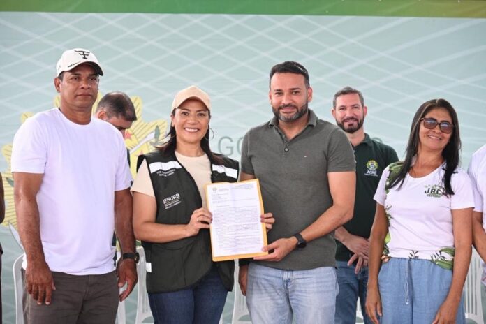 em-assis-brasil,-governo-entrega-kits-escolares-a-mais-de-3-mil-alunos-e-assina-ordens-de-servico-para-melhorias-em-escolas-urbanas-e-rurais