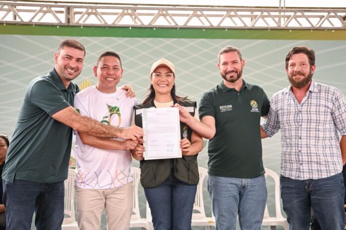 vice-governadora-mailza-anuncia-mais-de-r$-11-milhoes-em-investimentos-para-assis-brasil-e-assina-ordem-de-servico-para-construcao-de-25-casas-populares