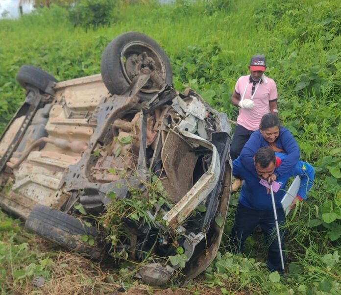 taxista-perde-controle-de-veiculo-e-capota-na-br-364-entre-sena-madureira-e-rio-branco taxista-perde-controle-de-veiculo-e-capota-na-br-364-entre-sena-madureira-e-rio-branco
