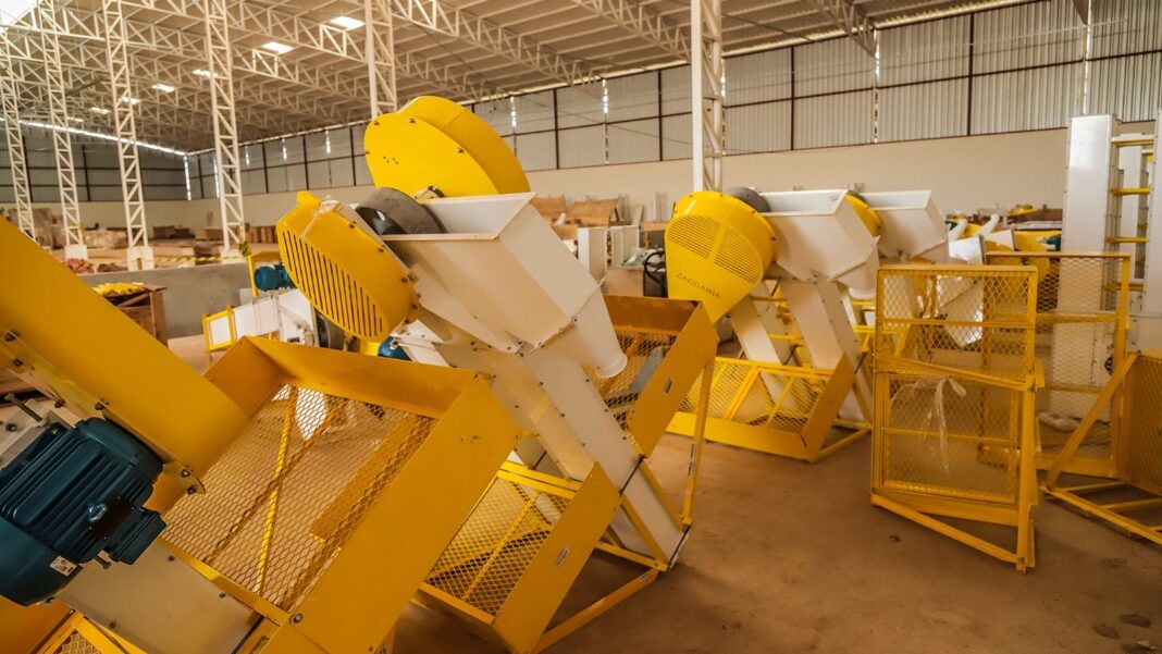 prefeitura-de-rio-branco-inicia-instalacao-de-equipamentos-da-industria-de-processamento-de-graos-da-agricultura-familiar