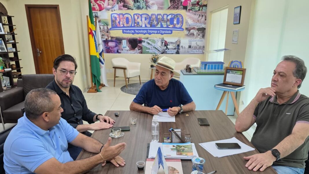 prefeito-de-rio-branco-reune-equipe-e-trabalha-na-solucao-do-problema-do-transporte-coletivo-na-capital