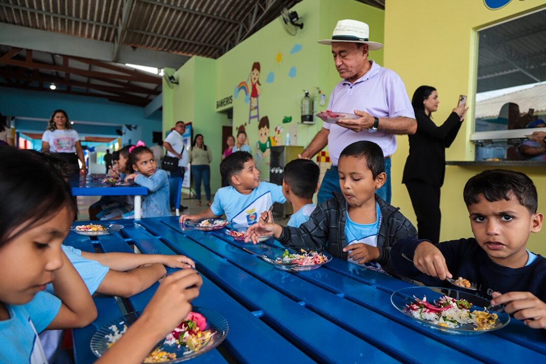 prefeitura-de-rio-branco-abre-oficialmente-ano-letivo-de-2026-com-entrega-de-material-e-fardamento-escolar