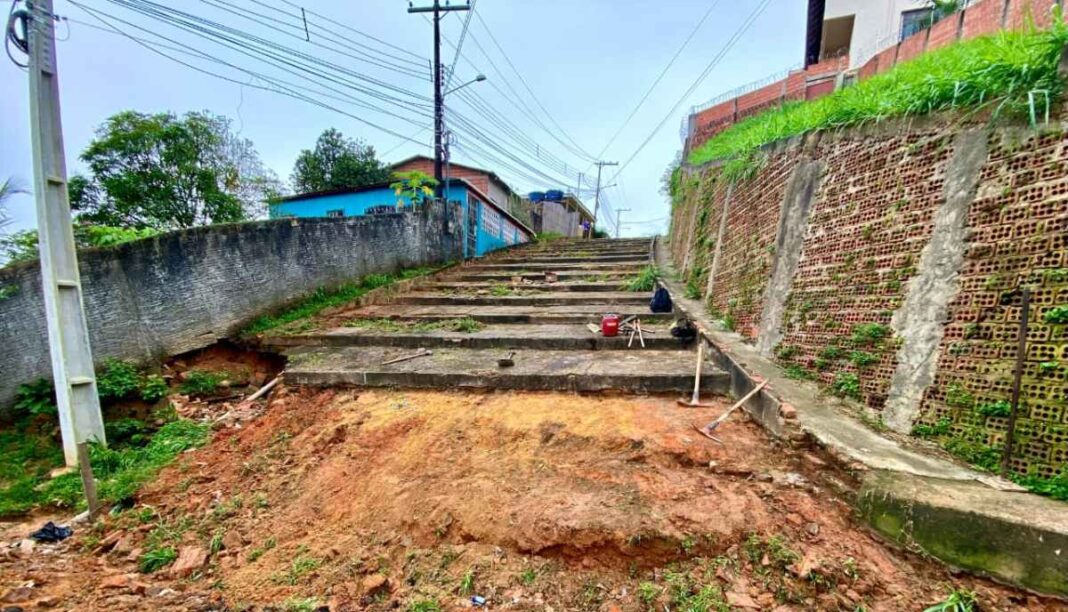 operacao-tapa-buracos-avanca-e-escadaria-do-instituto-santa-terezinha-comeca-a-ser-recuperada