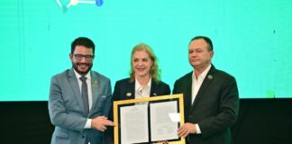 coordenadora-da-onu-no-brasil-recebe-homenagem-no-encerramento-do-forum-de-governadores-da-amazonia-legal