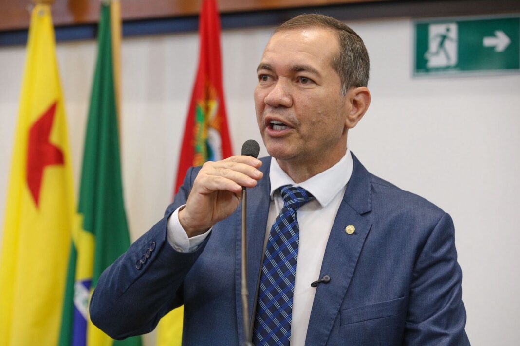 gene-diniz-defende-valorizacao-de-militares-e-avalia-convite-para-integrar-mdb