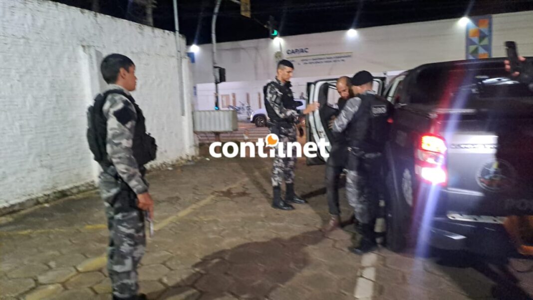 homem-armado-ameaca-cliente-em-bar,-tenta-se-esconder-e-acaba-preso-pela-policia