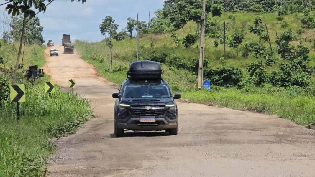 trecho-entre-rio-branco-cruzeiro-do-sul-da-br-364-deixa-motoristas-refens-de-buracos-e-viagens-de-ate-20-horas