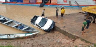 Motorista perde controle em rampa e veículo cai no Rio Juruá em Porto Walter motorista-perde-controle-em-rampa-e-veiculo-cai-no-rio-jurua-em-porto-walter