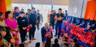 prefeitura-de-cruzeiro-do-sul-entrega-kits-de-material-escolar-e-fardamentos-para-alunos-dos-rios-jurua-e-valparaiso