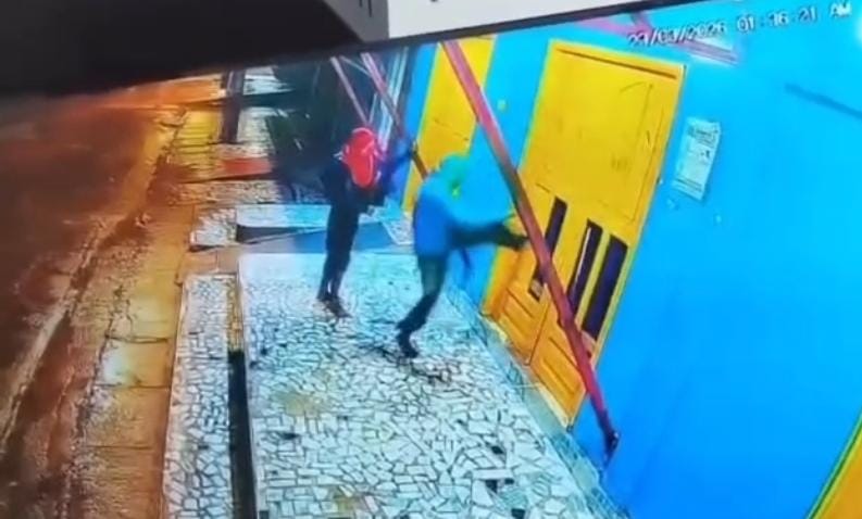 quatro-individuos-encapuzados-arrombam-comercio-e-furtam-diversos-produtos-em-tarauaca