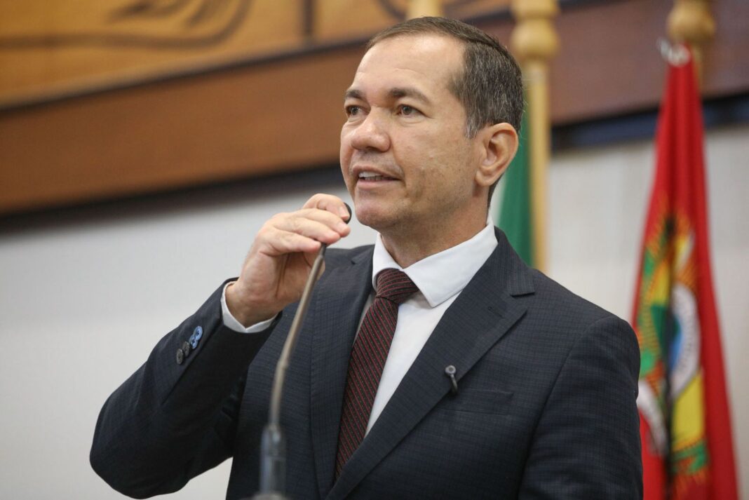 gene-diniz-convida-parlamentares-para-sessao-solene-em-homenagem-a-reservistas-da-pm-e-bombeiros-na-aleac