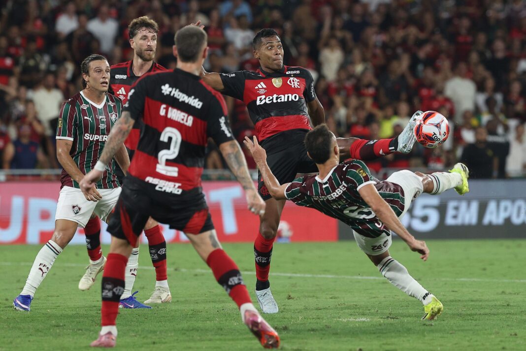 flamengo campeão carioca comemorando título no maracanã