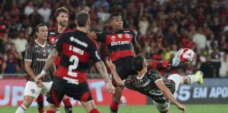 flamengo campeão carioca comemorando título no maracanã
